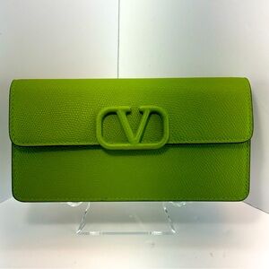 VALENTINO VLOGO Signature Grainy Calfskin Wallet on Chain